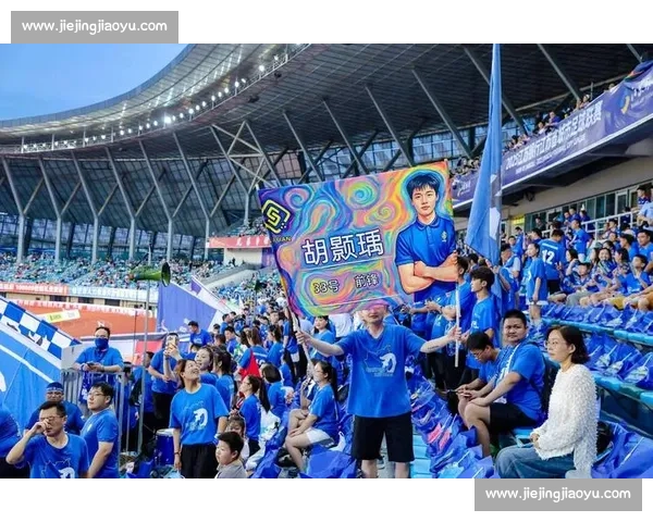 苏超球员海底捞兼职获赞：赛场与职场的励志双面人生